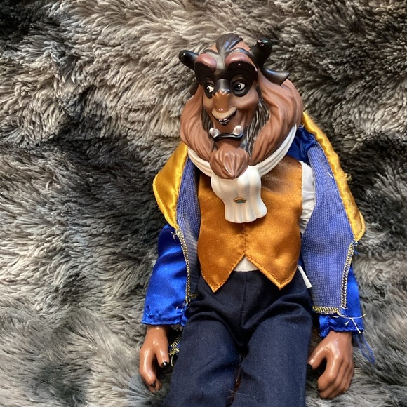 Disney Store Beast Classic Doll 12"
From Beauty And The Beast - Picture 11 of 16